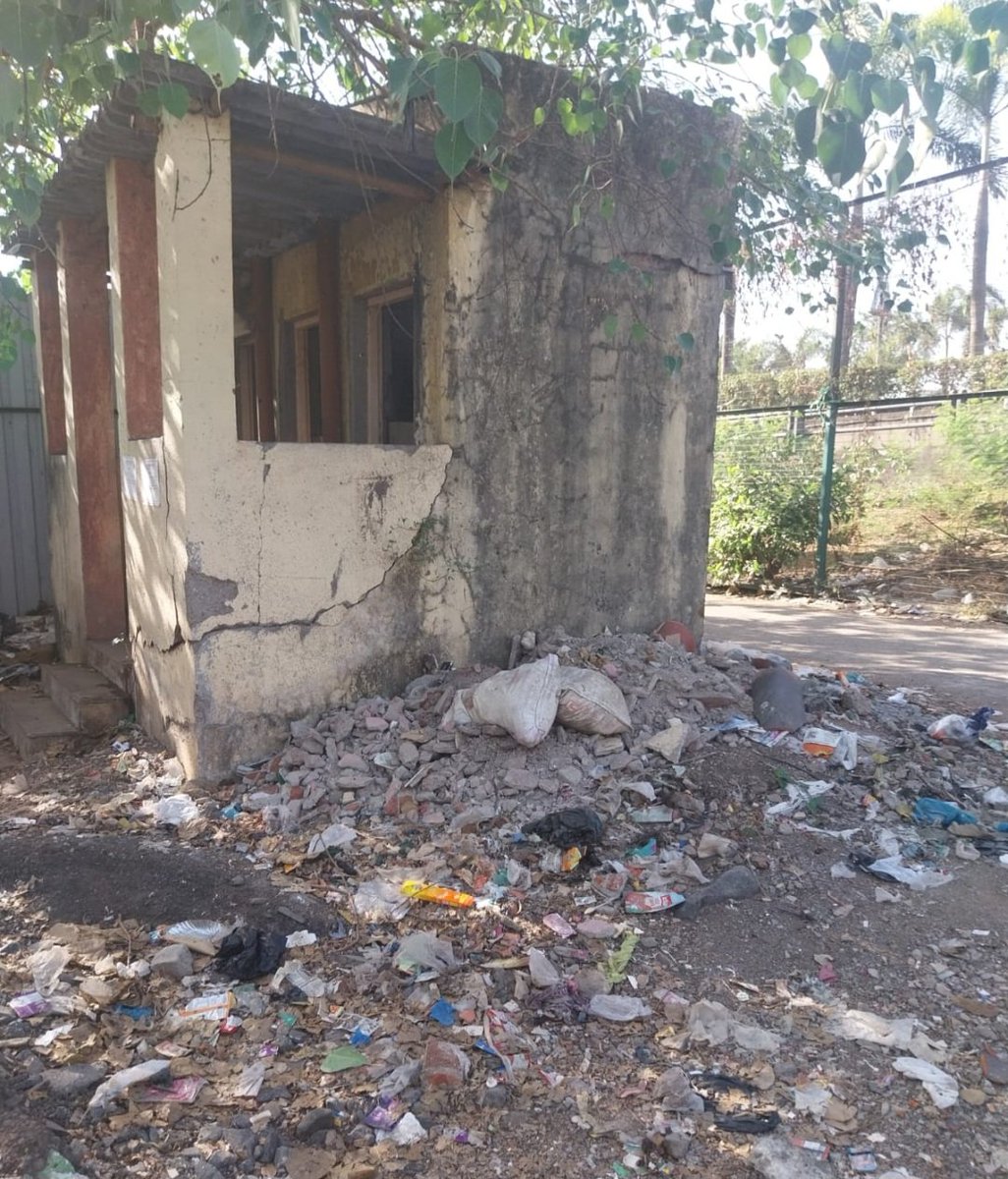 sunderaap's tweet photo. @mybmc @CMOMaharashtra @gautam_adani @AdaniOnline  डॉ.अंबॆडकर चौक विमानतळ झोपडपट्टी न्या.छागला मार्ग विले-पार्ले पुर्व मुंबई-99
म.न.पा. के/पुर्व विभाग ने शौच्चालय भिंत 
धोकादायक श्थितीत असल्याच�� नोटिस लावले आहे. पुनर्बांधणी केंव्हा करनार शौच्चालय पडून लोक मेल्यावर? @AAPMumbai https://t.co/VQ8vYmqcz8