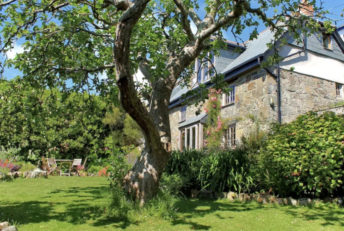 lindfordhouse's tweet photo. Self Catering Cornwall
Sunnyside – Coverack

(Sleeps 6 in 3 Bedrooms)
Close to the harbour and situated just below the South West coastal path in a quiet, private position, Sunnyside is a magical 18th Century cottage with stunning sea views. 

https://t.co/7HLrVUXd3s https://t.co/qKDPa8M8W0