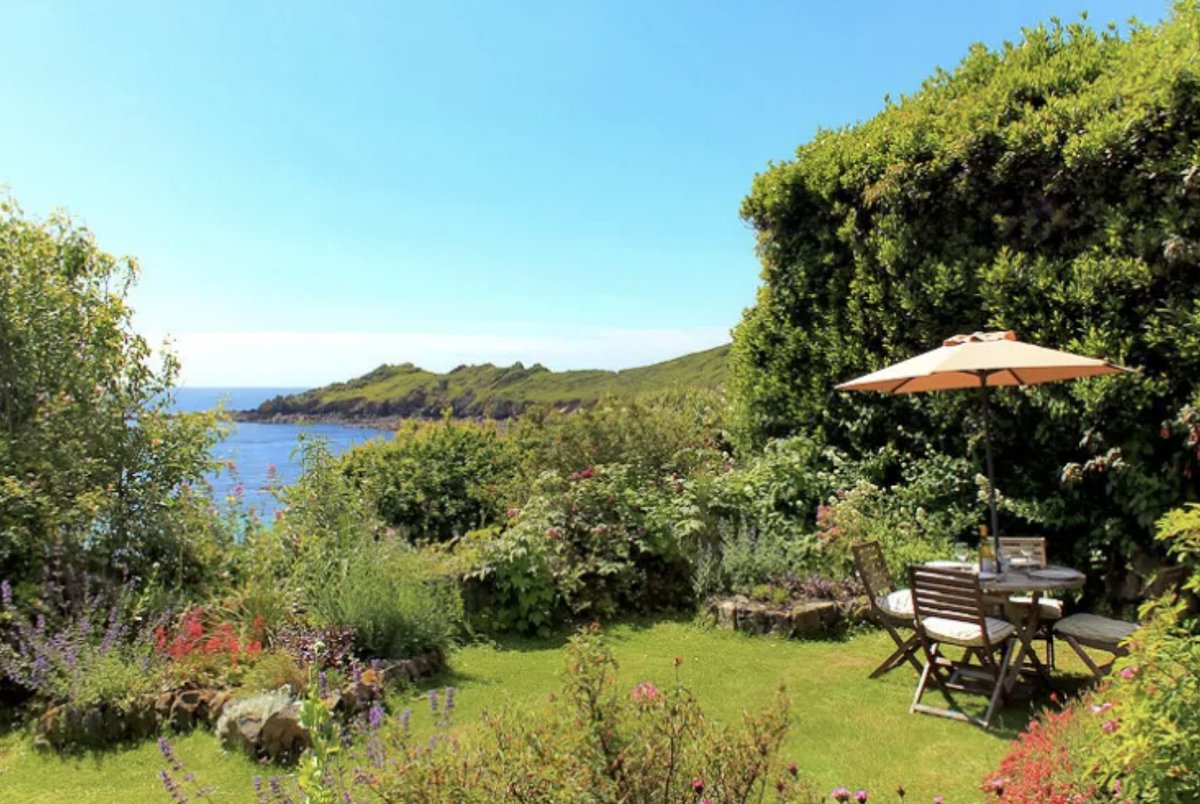 lindfordhouse's tweet photo. Self Catering Cornwall
Sunnyside – Coverack

(Sleeps 6 in 3 Bedrooms)
Close to the harbour and situated just below the South West coastal path in a quiet, private position, Sunnyside is a magical 18th Century cottage with stunning sea views. 

https://t.co/7HLrVUXd3s https://t.co/qKDPa8M8W0