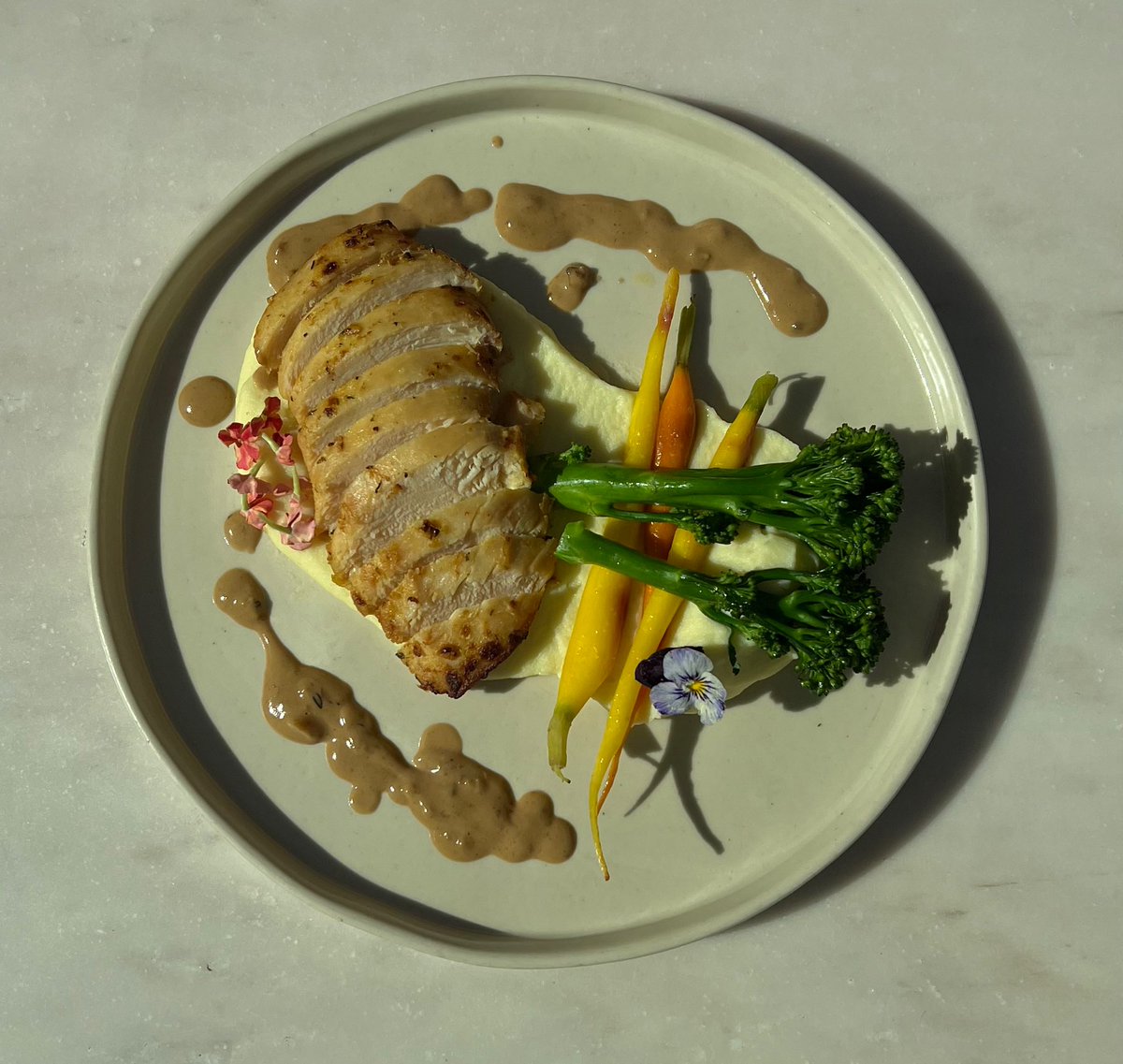 arto_coffee's tweet photo. Arto Grilled Chicken

Grilled Chicken with Mashed Potatoes is a speedy nutrient-packed lunch recipe to keep the body and mind working efficiently through the afternoon. 😋
#arto #artocoffee #dubai #dubaimall #cafe #tastyfood #foodie #grilledchicken #chicken #bestfood #breakfast https://t.co/z3IpiIDobo