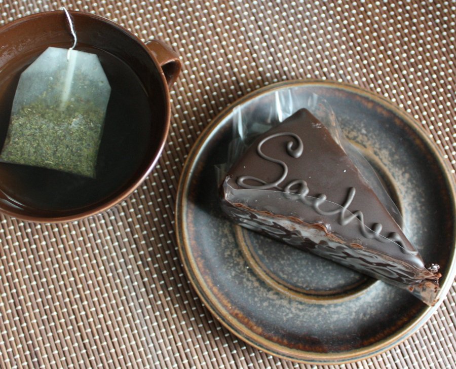 Ilmapallopäivä! Perinteiseen tapaan päivä alkaa Sacher-leivoksella 😌