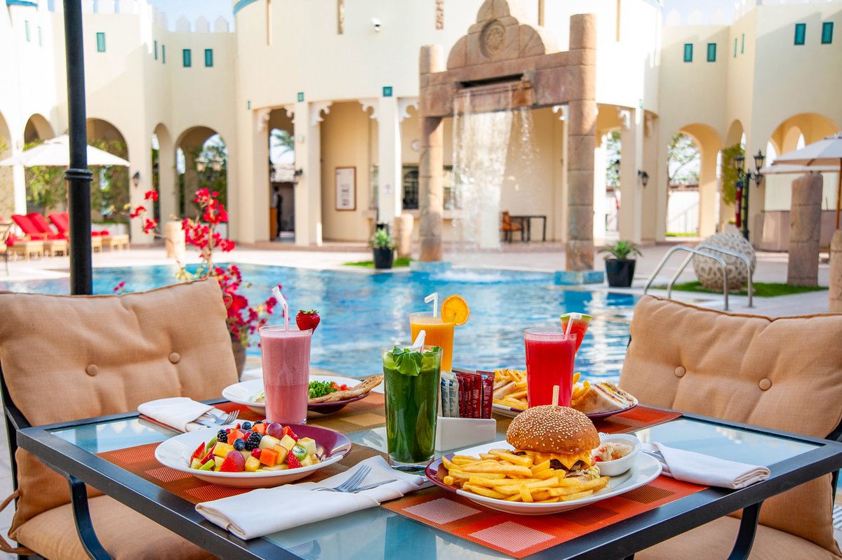 TheDipClub's tweet photo. Dive into our outdoor pool, while we rustle up a refreshing mocktail &amp; snack.
#poolsidelunch #alborj #thediplomaticclub 
أغطسوا في بركة السباحة الخارجية لدينا بينما نحضر لكم المشروبات المنعشة والوجبات الخفيفة https://t.co/BQGXz3nmFB