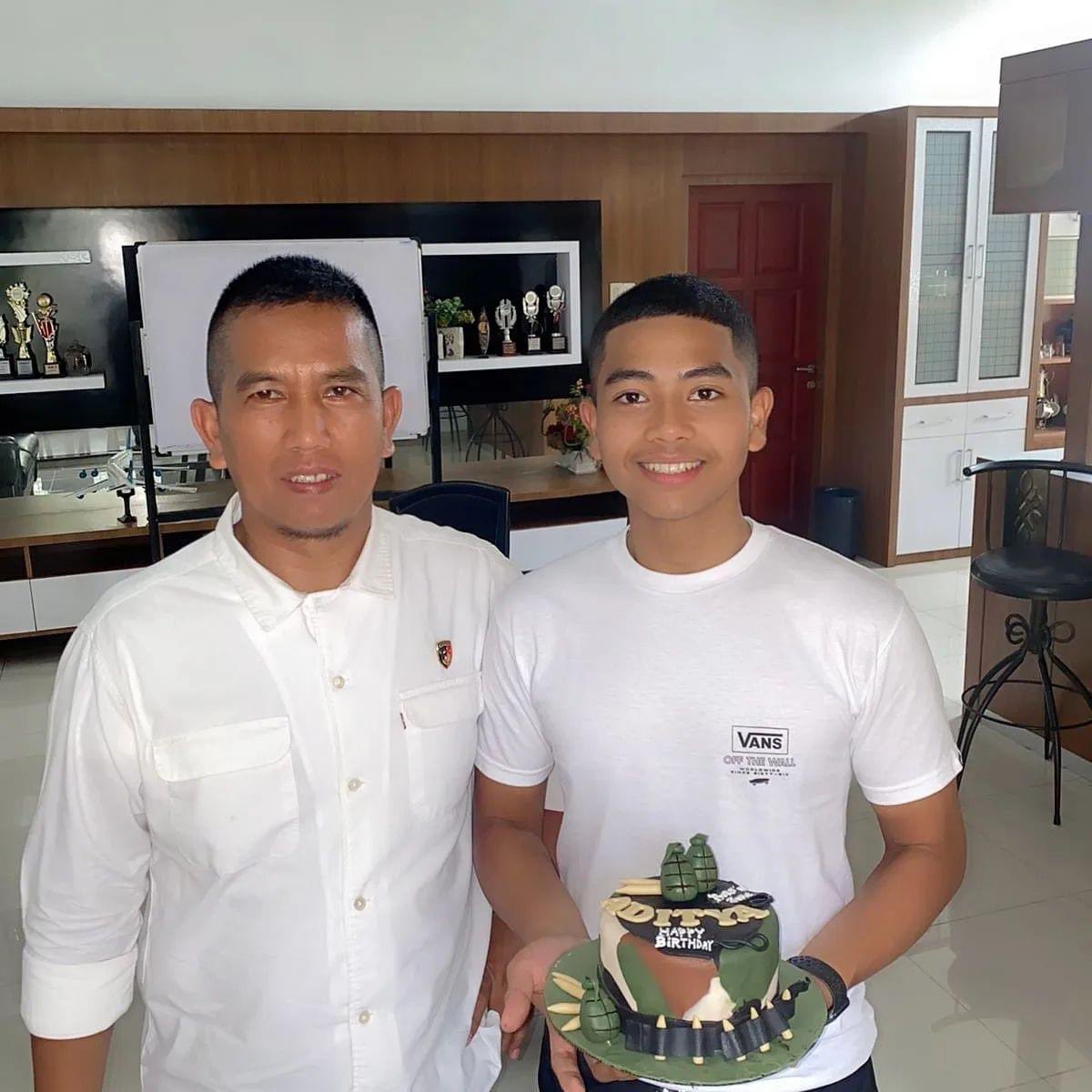 (saya punya videonya berdurasi 5 menit lengkap dengan wajah ACHIRUDDIN yang mengarahkan anaknya memukul adik saya guna info titik lemah tubuh manusia) sampai detik ini pelaku TIDAK DITAHAN. Kasus naik ke POLRESTABES MEDAN tapi didiamkan selama 4 BULAN! Please twitter do ur magic