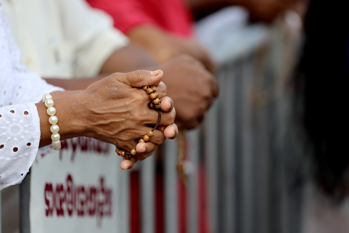 vikalpavoices's tweet photo. ආණ්ඩු 3ක්
ජනාධිපතිවරු 3ක්
අගමැතිවරු 3ක්

ඒ සාහසික අපරාධයට වසර 4ක්! යුක්තිය නැතිව වසර 4ක්!  

After 4 years of Easter Sunday Attacks : 
NO ⚖️ JUSTICE!!! [Photos/Video]  📷https://t.co/DLIR2mFqAi #srilanka #EasterSundayAttackSrilanka #EasterSundayAttacksLK #Justice https://t.co/yCkMDfpVRe