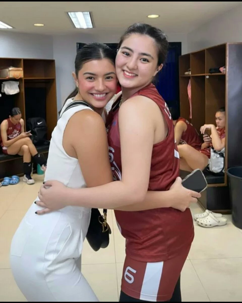 cassy_updates's tweet photo. More photos of Cassy (in action) in last Sunday's event (#NCAAAllStarVolleyballGames), where she showcased her love for this sport.
With her are the very supportive parents (Ms Carmina & tatty Zoren), twin bro (Mavy), and Thia T.
#CassyLegaspi 💛
#NCAASeason98
#VarsityPlayer https://t.co/OhfJyzplSj