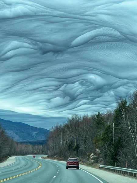 viewsfrance's tweet photo. Une formation de nuages « asperitas » a été photographiée à Gorham dans le New Hampshire, ce dimanche 23 avril ☁️ https://t.co/WEvHXiYRCu