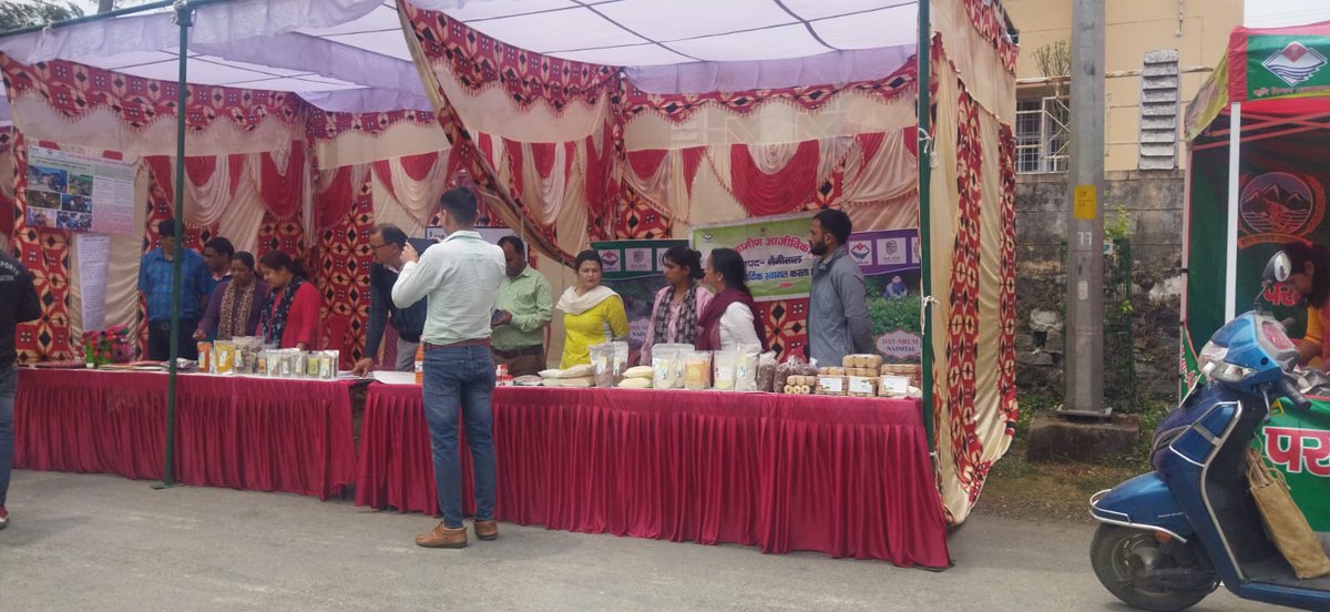 Bhimtal_rduk's tweet photo. #Krishak Mahotsav #Kharif 2023 at Vikas Bhawan Bhimtal by MLA Bhimtal and ZPA. 7 Krishak Rath departed to cover 44 Nyay Panchayat of Nainital district.
@REAPNainital
@pandeyarchit23 https://t.co/1w9JKqgqMU