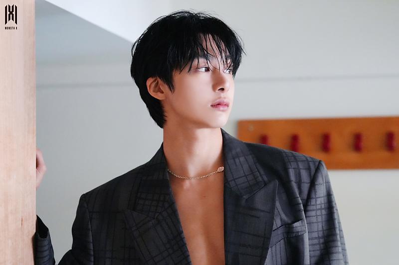 ArchiveChw's tweet photo. Hyungwon on @GQKOREA Behind the Scenes for @johnvarvatos photoshoot https://t.co/fOCUeKE8BU