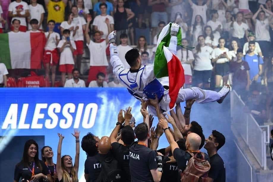 taekwondofita's tweet photo. Libertà di espressione, di genere, di pari opportunità. Libertà di uguaglianza e di pensiero. Libertà di sorridere, di gioire e di sognare in grande, con coraggio, per i propri ideali, per il proprio futuro. Buon #25aprile ! 🇮🇹

#itatkd #FestadellaLiberazione #taekwondo @SportGoverno @SporteSaluteSpA @worldtaekwondo @Coninews @CitoTkd @Agenzia_Ansa