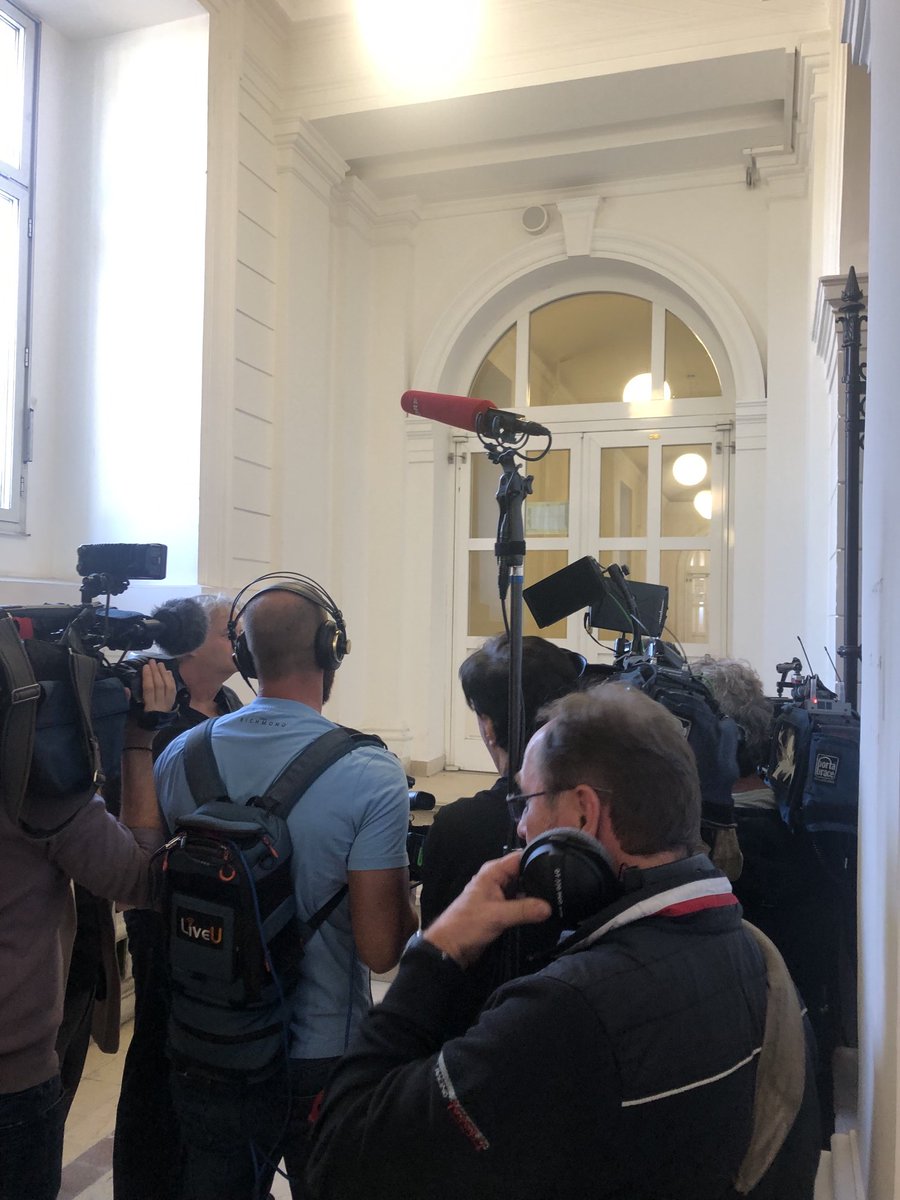 BeateTom's tweet photo. Warten auf Ex-Ministerin Sophie Karmasin, sich die ist längst da. Prozess soll gleich starten https://t.co/bwngHENuYW