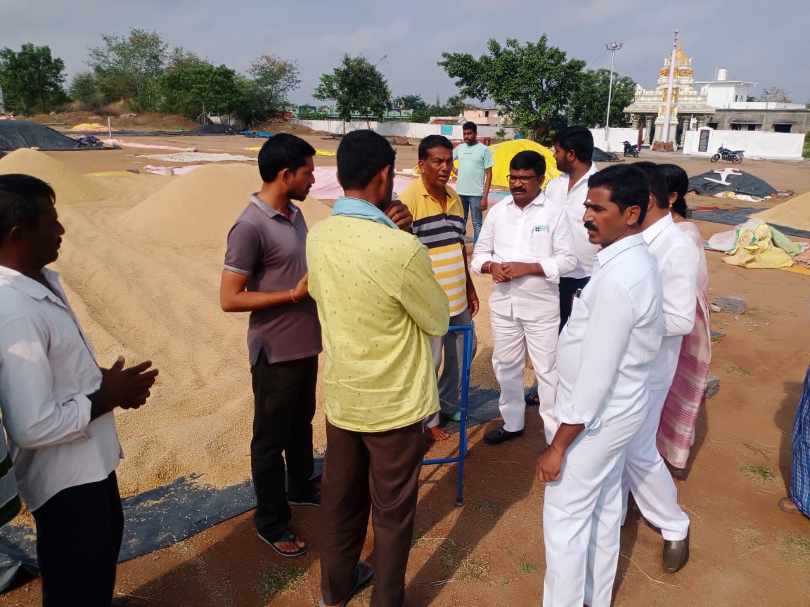 KKforTRS's tweet photo. ఈ ���ోజు ఉదయం...
బోయినిపల్లి వివిధ గ్రామాల్లో అకాల వర్షాలకు నష్టపోయిన పంట పొలాలను మరియు ధాన్యాన్ని
వ్యవసాయ శాఖ అధికారులతో, మార్కెట్ కమిటీ పాలకవర్గంతో కలిసి పరిశీలించడం జరిగింది.
@KTRBRS @RavishankarTRS @vinodboianpalli @BRSparty @BRSChoppadandi https://t.co/VvpUx8yFQ0