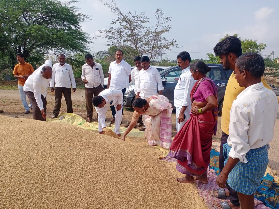 KKforTRS's tweet photo. ఈ ���ోజు ఉదయం...
బోయినిపల్లి వివిధ గ్రామాల్లో అకాల వర్షాలకు నష్టపోయిన పంట పొలాలను మరియు ధాన్యాన్ని
వ్యవసాయ శాఖ అధికారులతో, మార్కెట్ కమిటీ పాలకవర్గంతో కలిసి పరిశీలించడం జరిగింది.
@KTRBRS @RavishankarTRS @vinodboianpalli @BRSparty @BRSChoppadandi https://t.co/VvpUx8yFQ0