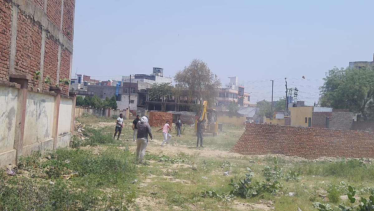 lovmayur's tweet photo. @myogiadityanath @Uppolice @dgpup yogi ji aap kehte hai UP mein gundagardi khatam ho gayi hai... ye meri colony Pushpdeep enclave Phase 1 &amp; 3 Paschim Puri Road, Agra Thana Jagdhispura mein hai.. jiske samne ek khali plot tha jisme hamari colony ki deewar thi jo ki aaj subah kuch https://t.co/VHj2eL5NzH