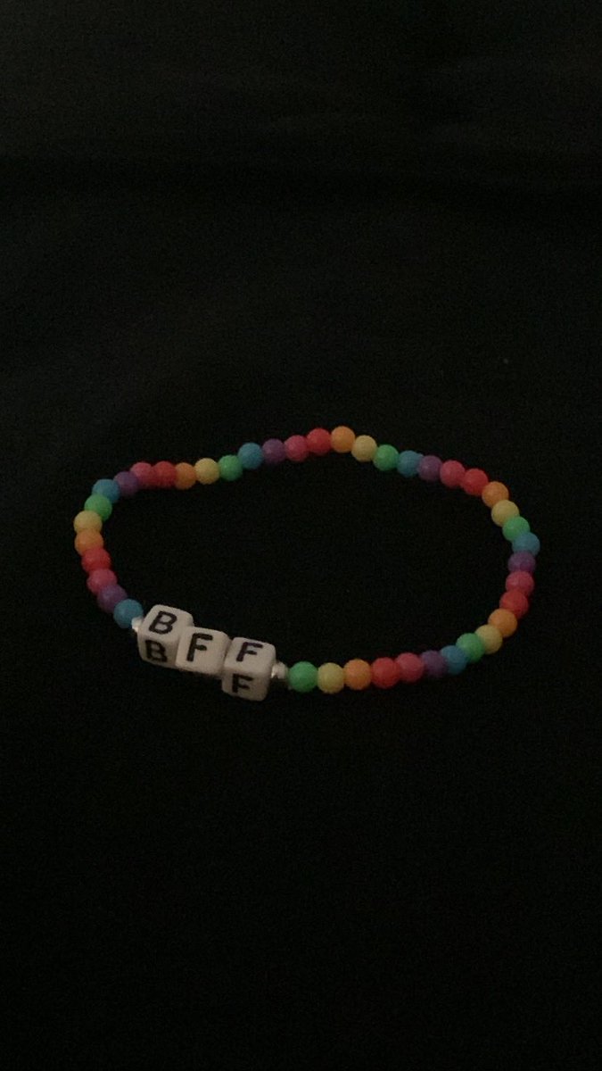 aeliloua's tweet photo. GUYS IM ACTUALLY GONNA CRY MY 5YO COUSIN JUSY GAVE ME THIS https://t.co/MIsKSCGG2C