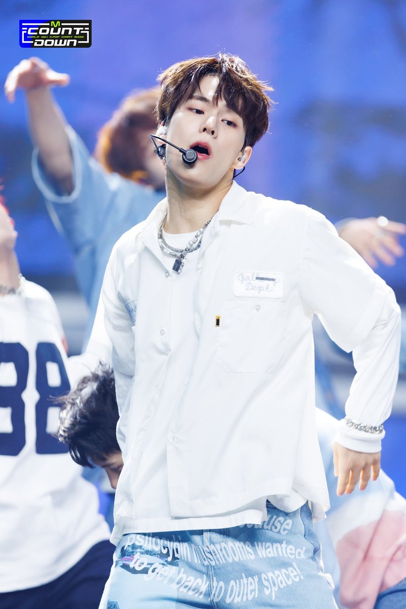 AsMyJinsik's tweet photo. 230420 MCOUNTDOWN #HISTORY_M
#BOOMERANG @xikers_official
#xikers #싸이커스 #JINSIK #진식 https://t.co/5hE5LoI8f3