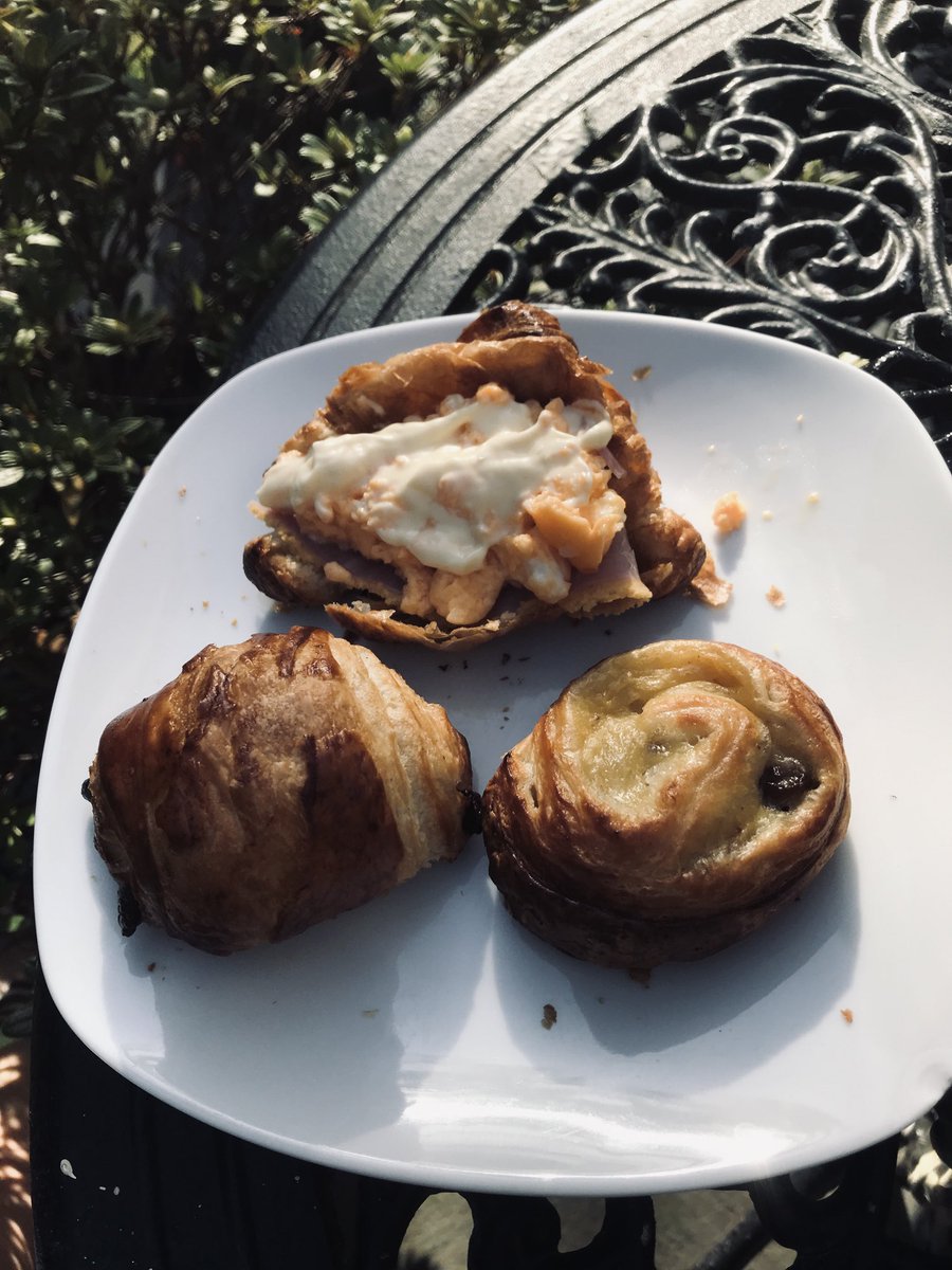 LinziLouise3's tweet photo. Breakfast in the courtyard eggs ham and Hollandaise and a selection of pastry’s https://t.co/2gMeWnfa0z