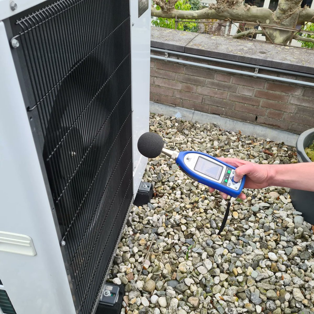 Bewijsrapporta1's tweet photo. Alhoewel de warmtepomp binnen voor veel comfort zorgt kan dit buiten voor de buren nog wel eens anders zijn! Uit de geluidsmeting blijkt dat deze Mitsubishi warmtepomp ruimschoots aan de eisen voldoet. #warmtepomp #geluidsmeting #bewijsrapportage #geluidsonderzoek #mitsubishi https://t.co/vXN3PY4KyS