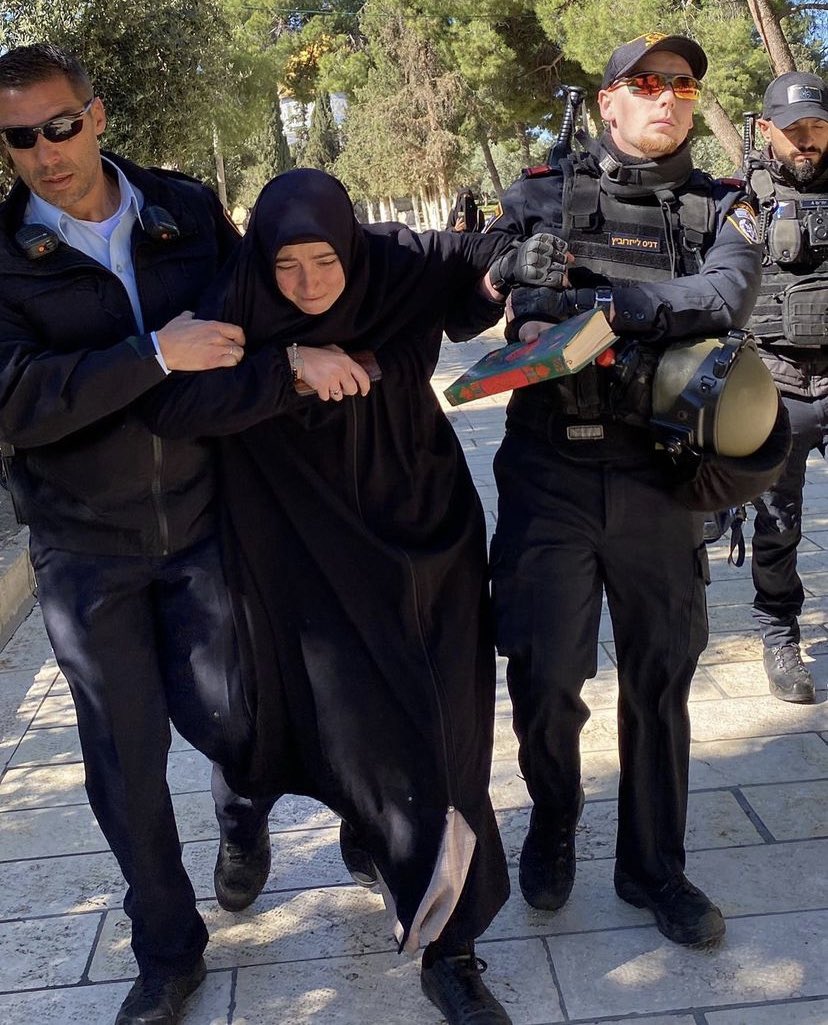 saidercan's tweet photo. İşgalci İsrail ‘in saldırıları artarak devam ediyor. Bu kez bir Türk kadını gözaltına aldılar. Mescid-i Aksa'nın içindeki Babul Rahme Mescidinin civarında oturan bir Türk kadını bu şekilde iki erkek işgalci polis gözaltına aldı. Bu mescide sürekli baskınlar yapıyorlar ve sinagoga çevirmeye çalışıyorlar. 

Türk dışişlerini acil müdahaleye çağıyorum! #salı

@mevlutcavusoglu @tcdisisleri
 #salı