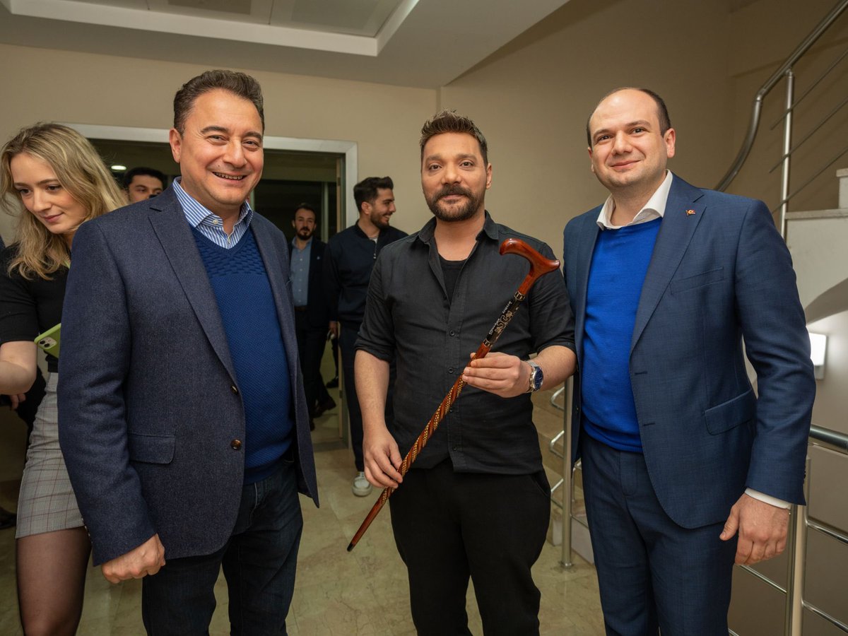 dogasanlioglu's tweet image. #Zonguldak #Devrek'imizin özel bastonunu @OguzhanUgur Bey'e teslim ettik. 

Umarım hiç kullanmak zorunda kalmaz😊