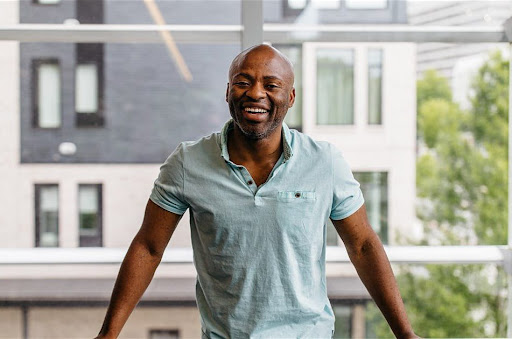 Calendly is a $3B startup that makes scheduling super simple. 

It’s kind of a big deal...

However, you might not know its CEO and Founder, @TopeAwotona

He's an immigrant who embodies the American dream.

8 lessons from his journey and how he built a multi-billion dollar biz: