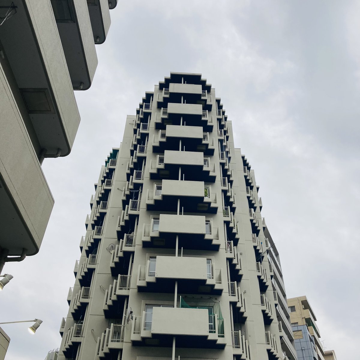 milinfeng's tweet photo. 東京都荒川区の某マンション。マインクラフト感が凄まじい。 https://t.co/Y02PCZZLFd