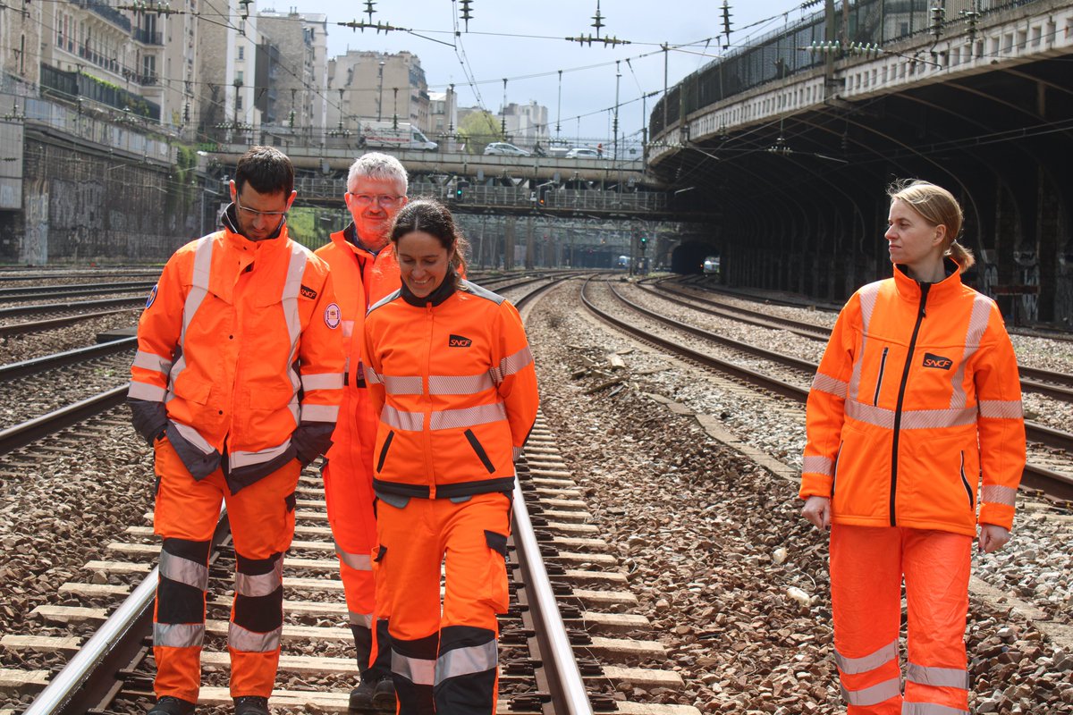 InfraBlogPSL's tweet photo. Nous avons eu le plaisir d'accueillir et d'échanger avec Damien Pallant (DG adjoint Sécurité) et Florence Dartiguepeyrou (DG adjointe Communication). Au programme, visite du Central Sous-Station (CSS) à Pont Cardinet et tournée voie en fond de gare de PSL. #sécurité https://t.co/RkS8aT7zrh