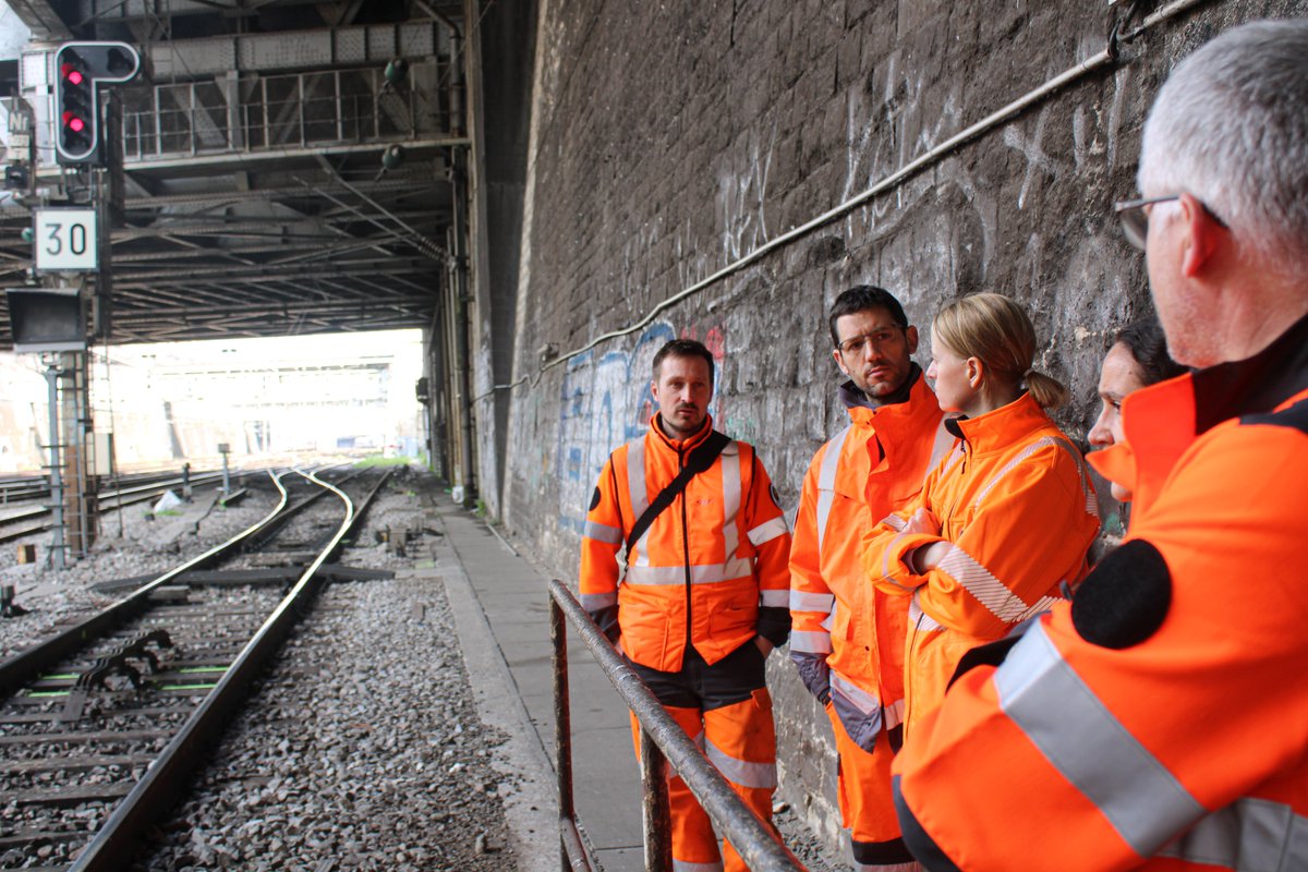 InfraBlogPSL's tweet photo. Nous avons eu le plaisir d'accueillir et d'échanger avec Damien Pallant (DG adjoint Sécurité) et Florence Dartiguepeyrou (DG adjointe Communication). Au programme, visite du Central Sous-Station (CSS) à Pont Cardinet et tournée voie en fond de gare de PSL. #sécurité https://t.co/RkS8aT7zrh