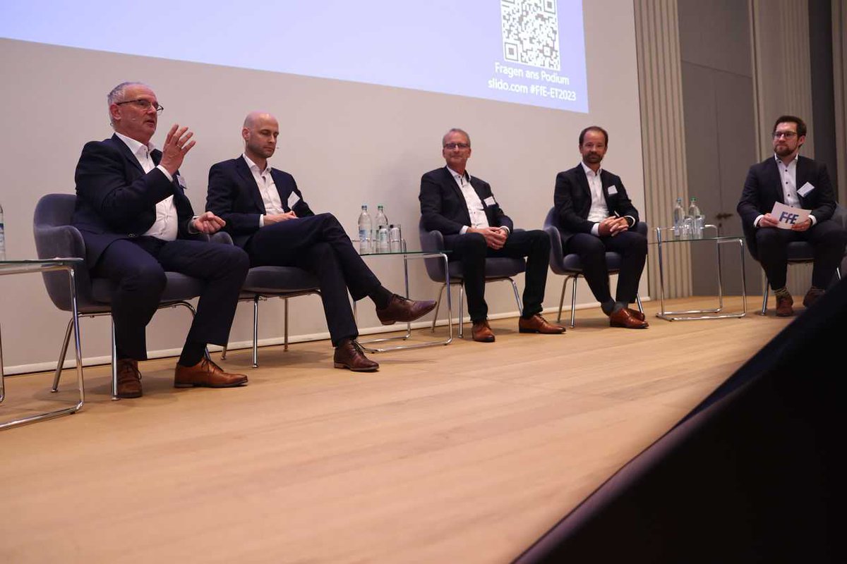 FfE_Muenchen's tweet photo. #Verteilnetz im Fokus: #Netzbetreiber @Bayernwerk Netz, @SWM_Muenchen, EAM Netz, @EWE_AG Netz debattieren zu kosteneffizienter Ertüchtigung und kundenorientierten Lösungen mit passenden Tarifen. Nächster Programmpunkt: Impulse von @utum_muc, @BMW &amp; MAN zur Fahrzeugentwicklung. https://t.co/QEZEl2imJ8