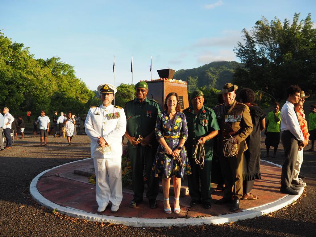 Today the #PNGAusPartnership commemorated the service and sacrifice of 🇵🇬 and 🇦🇺 in the past by  standing shoulder to shoulder with those who continue to serve and sacrifice in the present. #LestWeForget