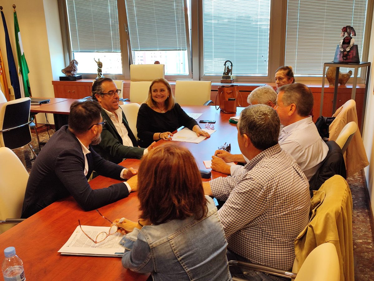 educacionmlg's tweet photo. El delegado @Miguel_Briones_ se reúne con el Ayuntamiento, @malaga, y @Expaumi_ para tratar la prevención en salud y soporte vital básico en los centros educativos de la provincia. @EducaAnd @fjpomares https://t.co/VdZbjxNcSp