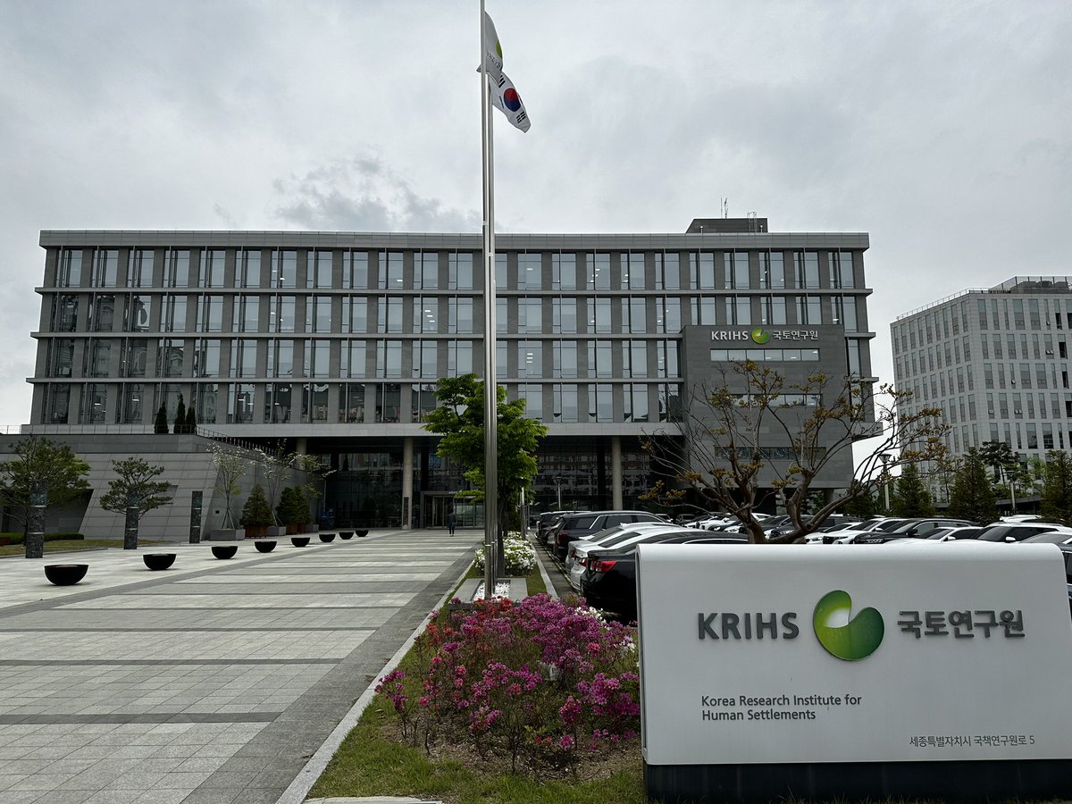GeoPaulJung's tweet photo. I visited today Korea Research Institute for Human Settlement @KRIHS for a presentation on applications of Geographic Data Science in international logistics, neighborhood dynamics and population research. Always happy to interact with nice people. #geographicdatascience #gis https://t.co/790niFaIvR