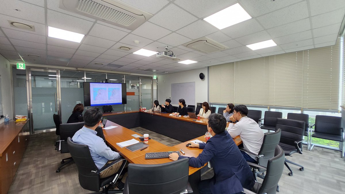 GeoPaulJung's tweet photo. I visited today Korea Research Institute for Human Settlement @KRIHS for a presentation on applications of Geographic Data Science in international logistics, neighborhood dynamics and population research. Always happy to interact with nice people. #geographicdatascience #gis https://t.co/790niFaIvR