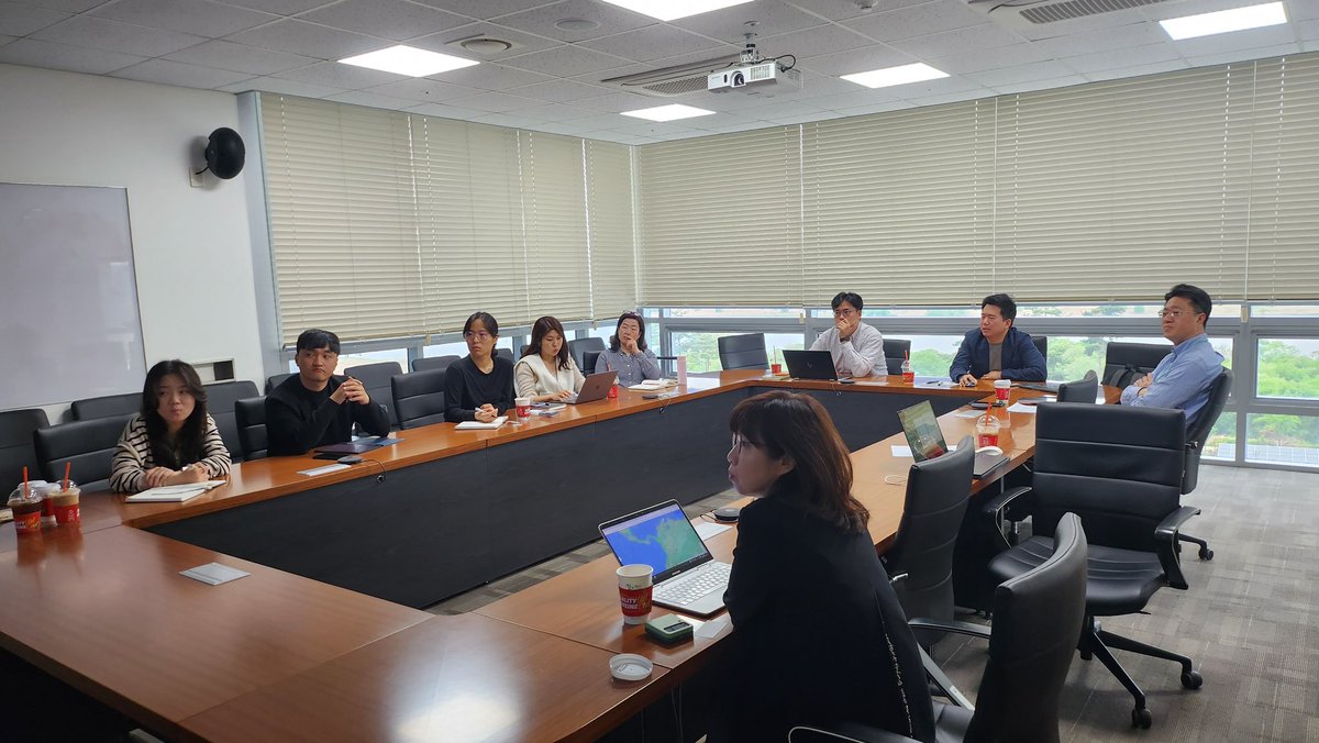 GeoPaulJung's tweet photo. I visited today Korea Research Institute for Human Settlement @KRIHS for a presentation on applications of Geographic Data Science in international logistics, neighborhood dynamics and population research. Always happy to interact with nice people. #geographicdatascience #gis https://t.co/790niFaIvR