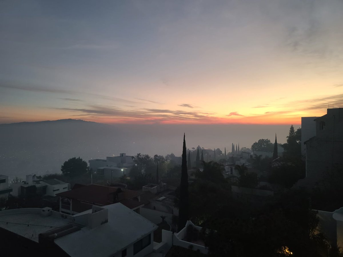 Ramiro_Escoto's tweet photo. Así el amanecer en #Humolajara en la zona sur de la ciudad #Pesima calidad del aire. Continúa el incendio en el Bosque de la #Primavera https://t.co/qyeRkM6Iaq