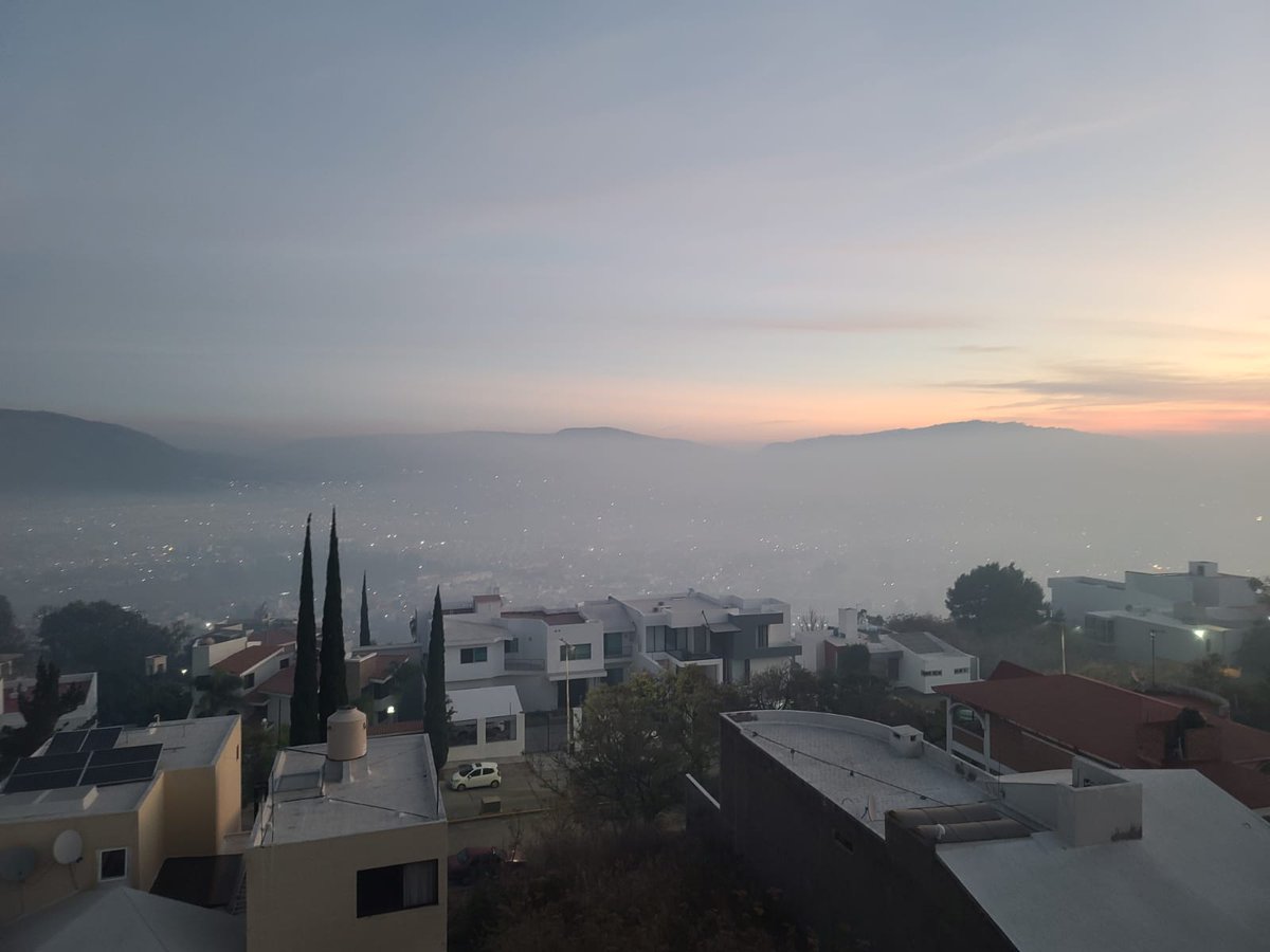 Ramiro_Escoto's tweet photo. Así el amanecer en #Humolajara en la zona sur de la ciudad #Pesima calidad del aire. Continúa el incendio en el Bosque de la #Primavera https://t.co/qyeRkM6Iaq