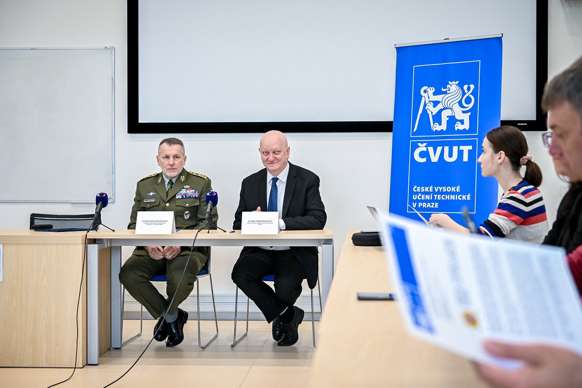 CVUTPraha's tweet photo. Genpor. M. Hlaváč a rektor ČVUT V. Petráček dnes podepsali memorandum o spolupráci univerzity s Armádou ČR. Definuje zapojení ČVUT do projektů přelomových technologií a navrhování jejich zavádění do armády. Obě strany očekávají výrazný rozvoj součinnosti. https://t.co/Url23B0j6v https://t.co/uFmqCaW5GM