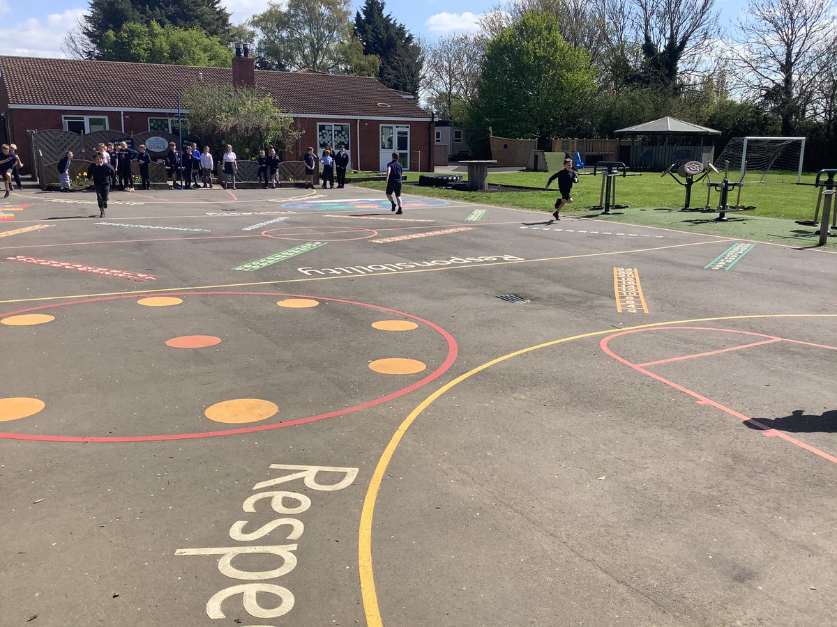 ClassPandas's tweet photo. SPaG PAPER RELAY RACE #satsprep 📚🏃🏼‍♂️🏃🏼‍♀️ https://t.co/qYNPxTT7yw