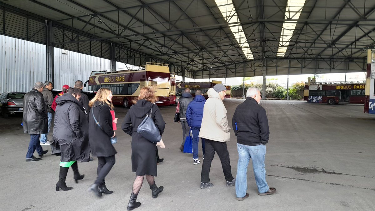 Lorylo_lartiste's tweet photo. Belle visite ce jour du dépôt #bigbus avec @poleemploi_IDF #lacourneuve par Dris directeur &amp; Raphaël #formateur #conducteur. N. Benkada et @Lorylo_lartiste présentes avec 7 DE qui ont répondu présents cette matinée. Clémence @FNTVFrance et Soraya #promotrans 🤝🏼 #tousmobilisés https://t.co/AMD6Gulwhf