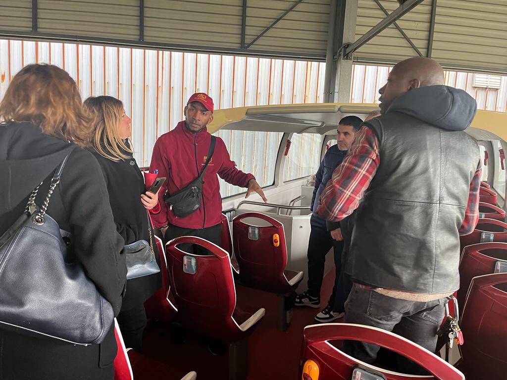 Lorylo_lartiste's tweet photo. Belle visite ce jour du dépôt #bigbus avec @poleemploi_IDF #lacourneuve par Dris directeur &amp; Raphaël #formateur #conducteur. N. Benkada et @Lorylo_lartiste présentes avec 7 DE qui ont répondu présents cette matinée. Clémence @FNTVFrance et Soraya #promotrans 🤝🏼 #tousmobilisés https://t.co/AMD6Gulwhf