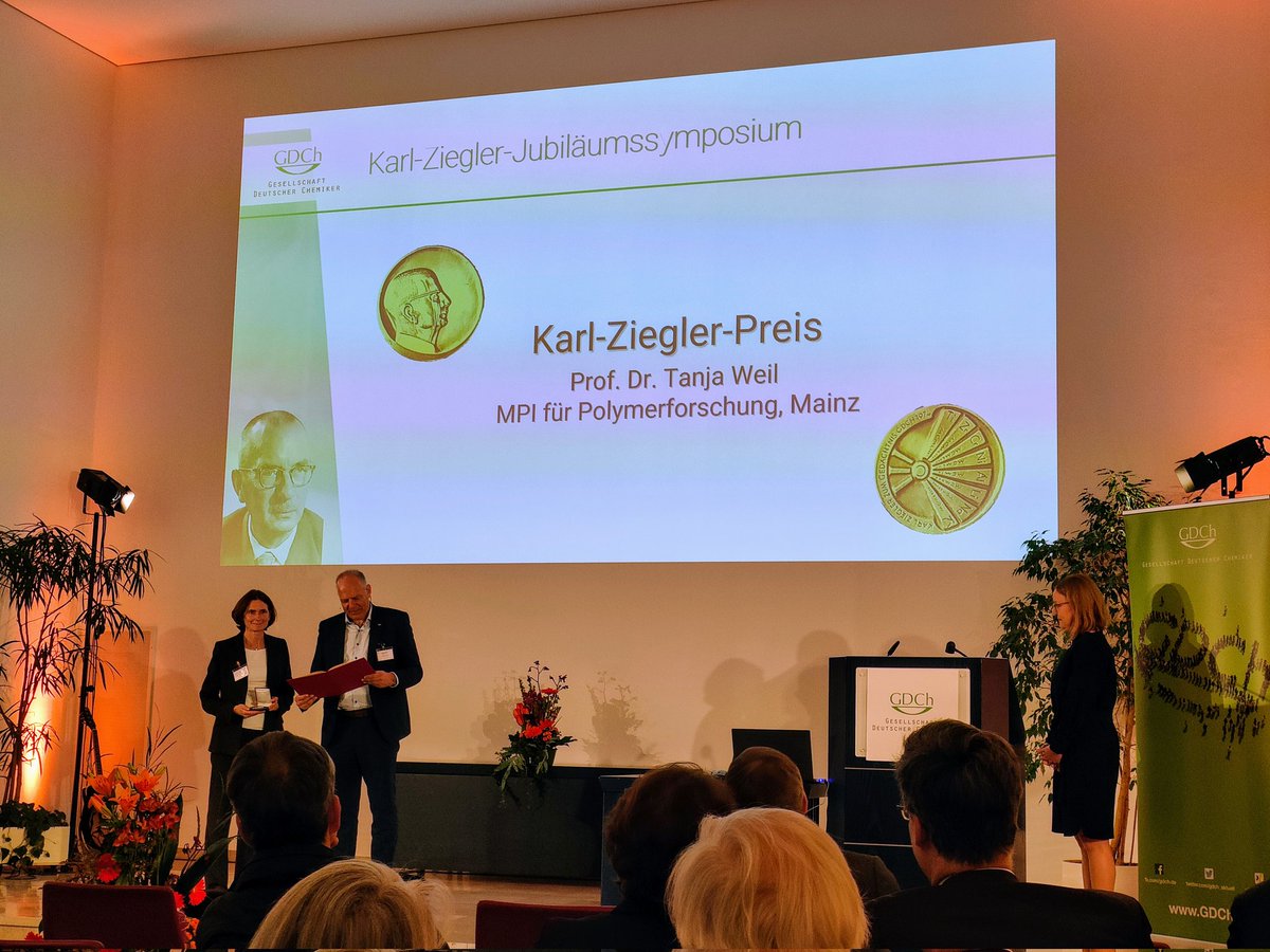 Gratulation: @WeilTanja vom @mpi_polymer erhält den diesjährigen Karl-Ziegler-Preis von GDCh-Präsident Karsten Danielmeier. #karlzieglerjubiläumssymposium #gdchpreise