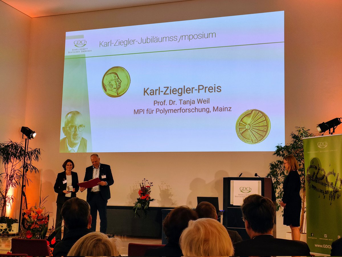 Gratulation: <a href="/WeilTanja/">Tanja Weil</a> vom <a href="/mpi_polymer/">Max-Planck-Institut für Polymerforschung</a> erhält den diesjährigen Karl-Ziegler-Preis von GDCh-Präsident Karsten Danielmeier. #karlzieglerjubiläumssymposium #gdchpreise