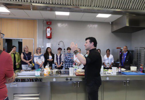 GVAinvattur's tweet photo. Hoy, de la mano de @DavidArizaAbad, hemos disfrutado de una jornada en nuestro Lab Cuina, con la algarroba y sus aplicaciones en gastronomía como eje central.

➡️ Objetivo: mejorar la competitividad de un producto mucho más presente en nuestro día a día de lo que nos imaginamos. https://t.co/SCW9xTAmTn