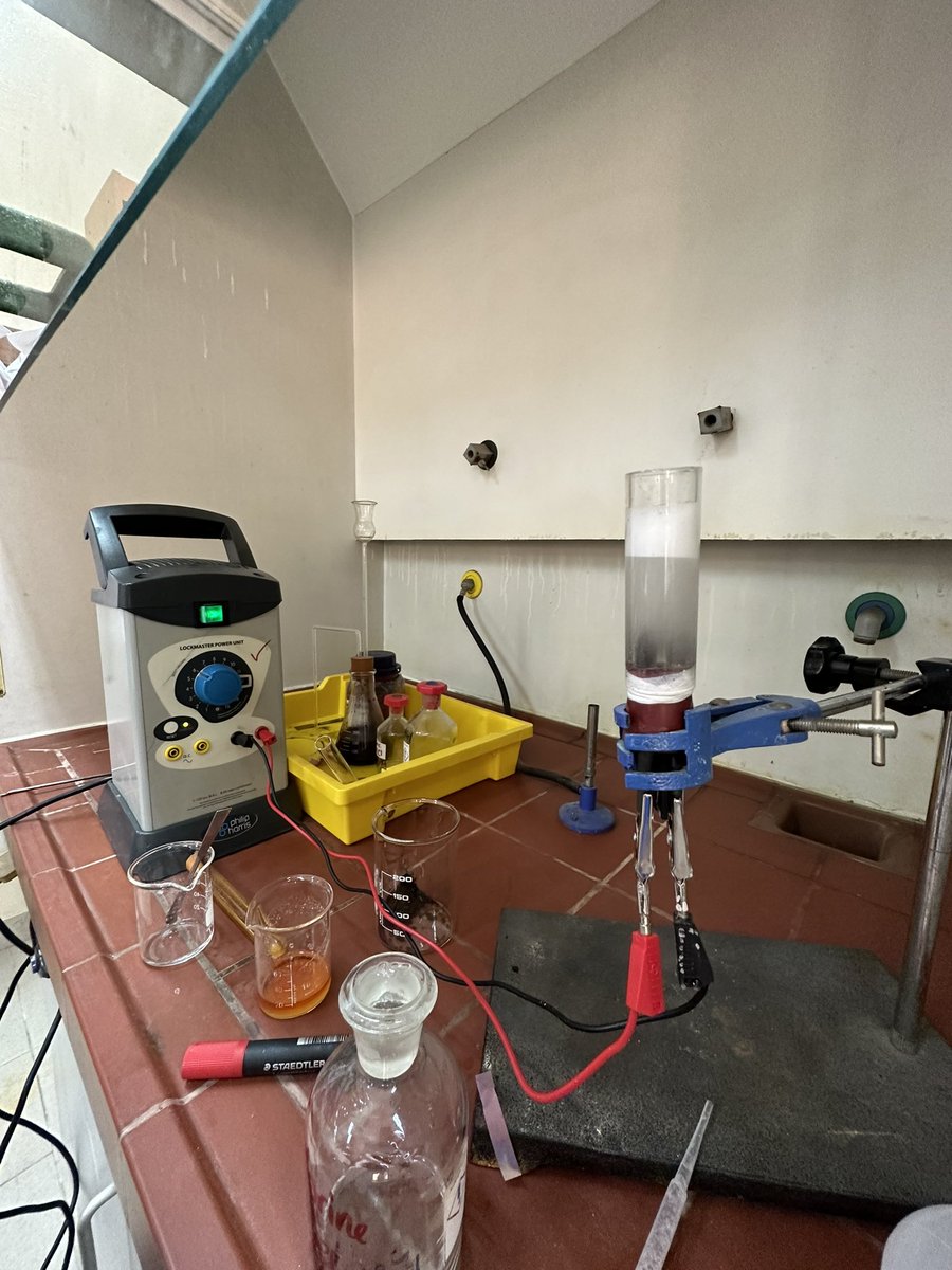 KnightbusSci's tweet image. Some impromptu #microscale #chemistry with a restriction over the collection of chlorine gas but the need to demonstrate displacement reactions of halogens, KCl electrolysis comes to the rescue! Chlorine water added to potassium bromide gives a brown surface that absorbs bromine.