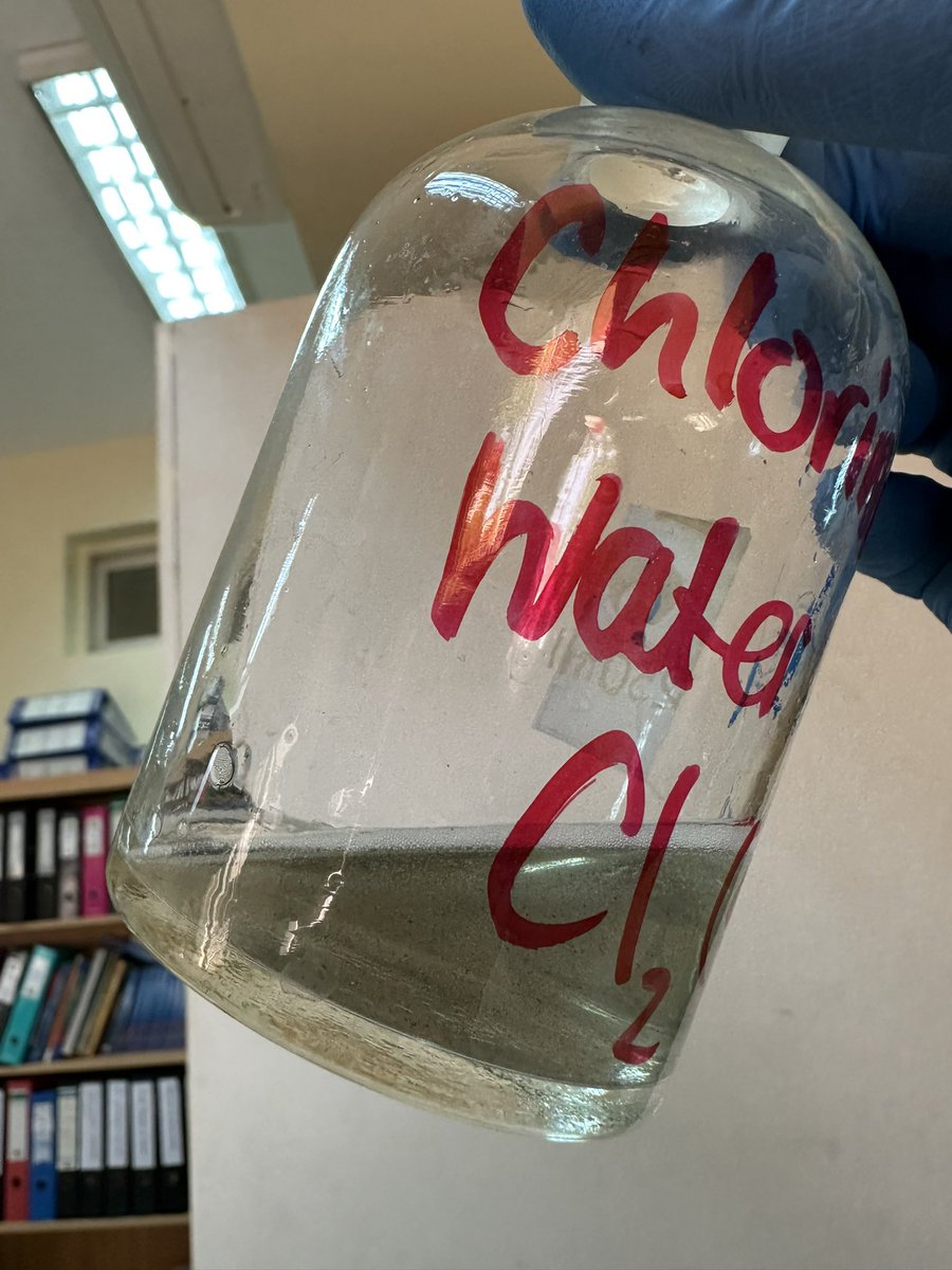 KnightbusSci's tweet image. Some impromptu #microscale #chemistry with a restriction over the collection of chlorine gas but the need to demonstrate displacement reactions of halogens, KCl electrolysis comes to the rescue! Chlorine water added to potassium bromide gives a brown surface that absorbs bromine.