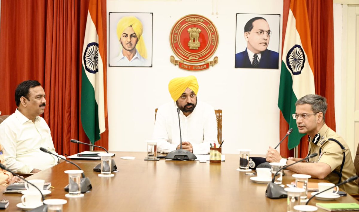 PunjabPoliceInd's tweet image. Our police force is fully committed to serve our citizens!

Hon&apos;ble CM @BhagwantMann held a meeting with @DGPPunjabPolice and other senior officers of Punjab Police to discuss the current Law &amp;amp; Order situation and ways to modernise the force to serve better

#GettingFutureReady