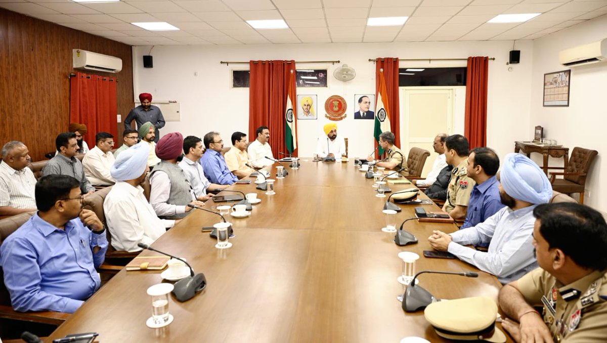 PunjabPoliceInd's tweet image. Our police force is fully committed to serve our citizens!

Hon&apos;ble CM @BhagwantMann held a meeting with @DGPPunjabPolice and other senior officers of Punjab Police to discuss the current Law &amp;amp; Order situation and ways to modernise the force to serve better

#GettingFutureReady