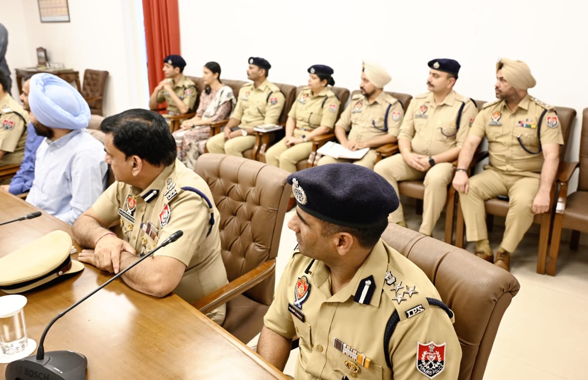 PunjabPoliceInd's tweet image. Our police force is fully committed to serve our citizens!

Hon&apos;ble CM @BhagwantMann held a meeting with @DGPPunjabPolice and other senior officers of Punjab Police to discuss the current Law &amp;amp; Order situation and ways to modernise the force to serve better

#GettingFutureReady