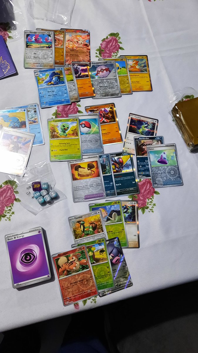 DLCris3's tweet photo. Primer caja que compro para entrar a el mundo de pokemon tcg y no venia la carta promocional de Miraidon, practimente solo por esa carta me anime a comprarlo, porque eres asi @Pokemon ☹️
#PokemonTCG #Pokemon #PokemonScarletViolet https://t.co/iOHeuD1a29