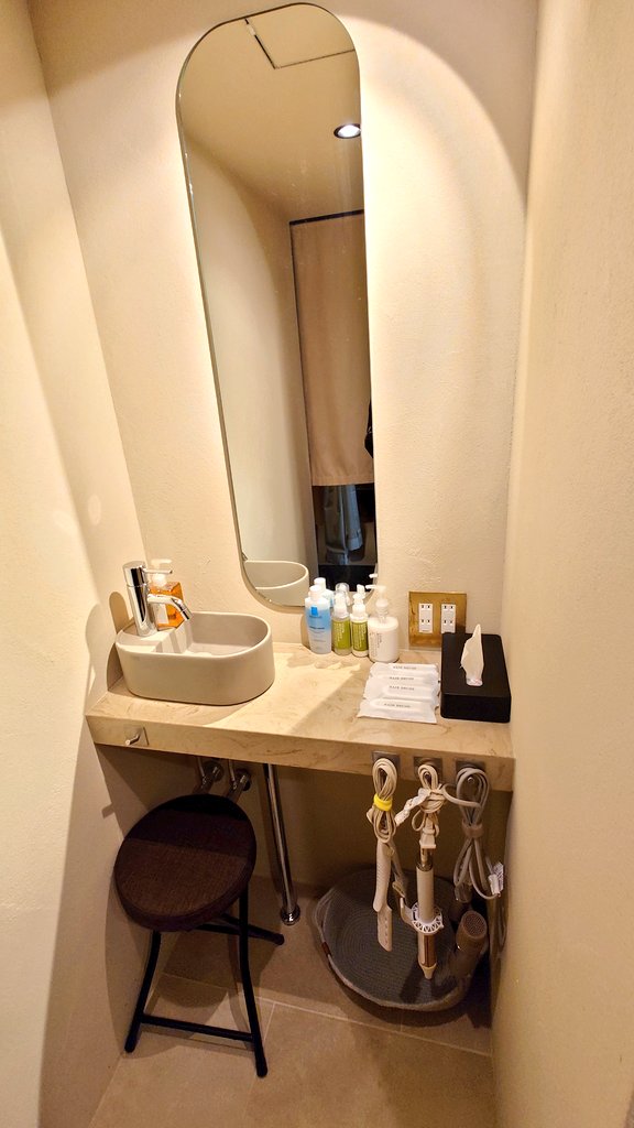 canaria_no_yume's tweet photo. 入り口でイオンウォーターとミネラルウォーターを貰えます。
部屋にタイマーも有って安心。
アメニティはLEAF&BOTANICS(リーフ&ボタニクス)
ドライヤーはKINUJYO。
女性専用パウダールームにはヘアブラシやコットン等もあって有難かったです🎶
#LESSS #サウナ #大井町 https://t.co/cmusqmPX9d