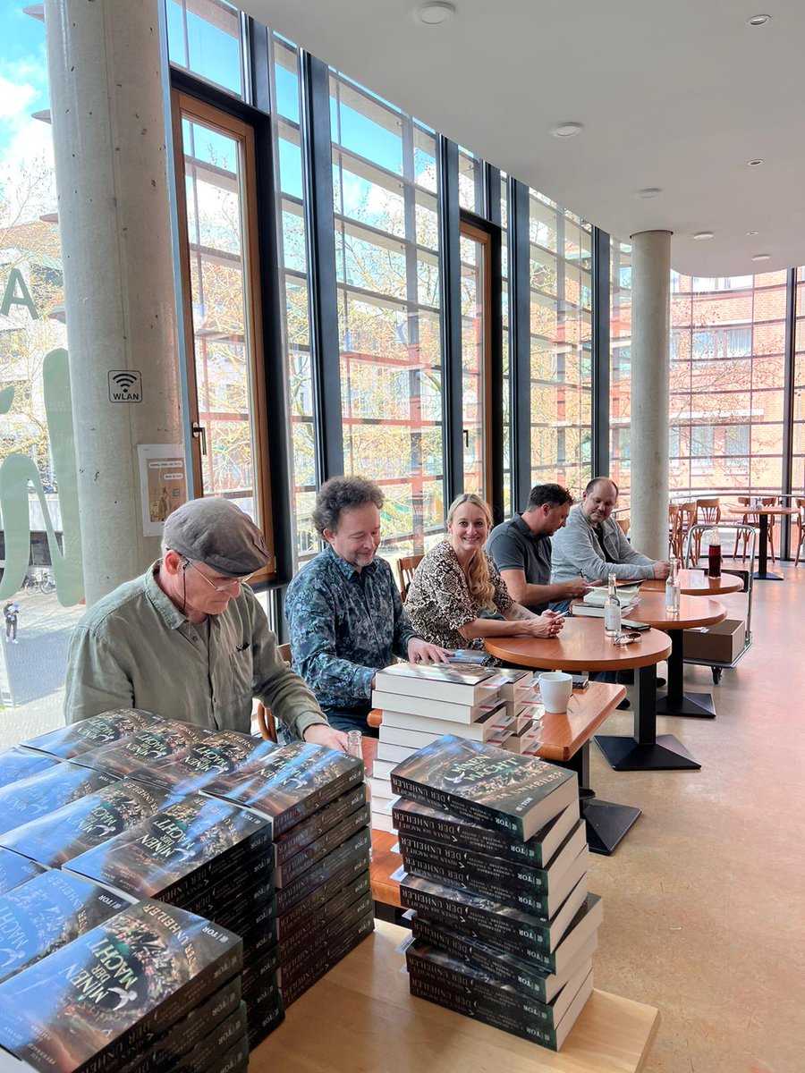 Die Fünf Federn signieren bei Graff in Brauchschweig.
Morgen erscheint "Minen der Macht".
amazon.de/Minen-Macht-Un…